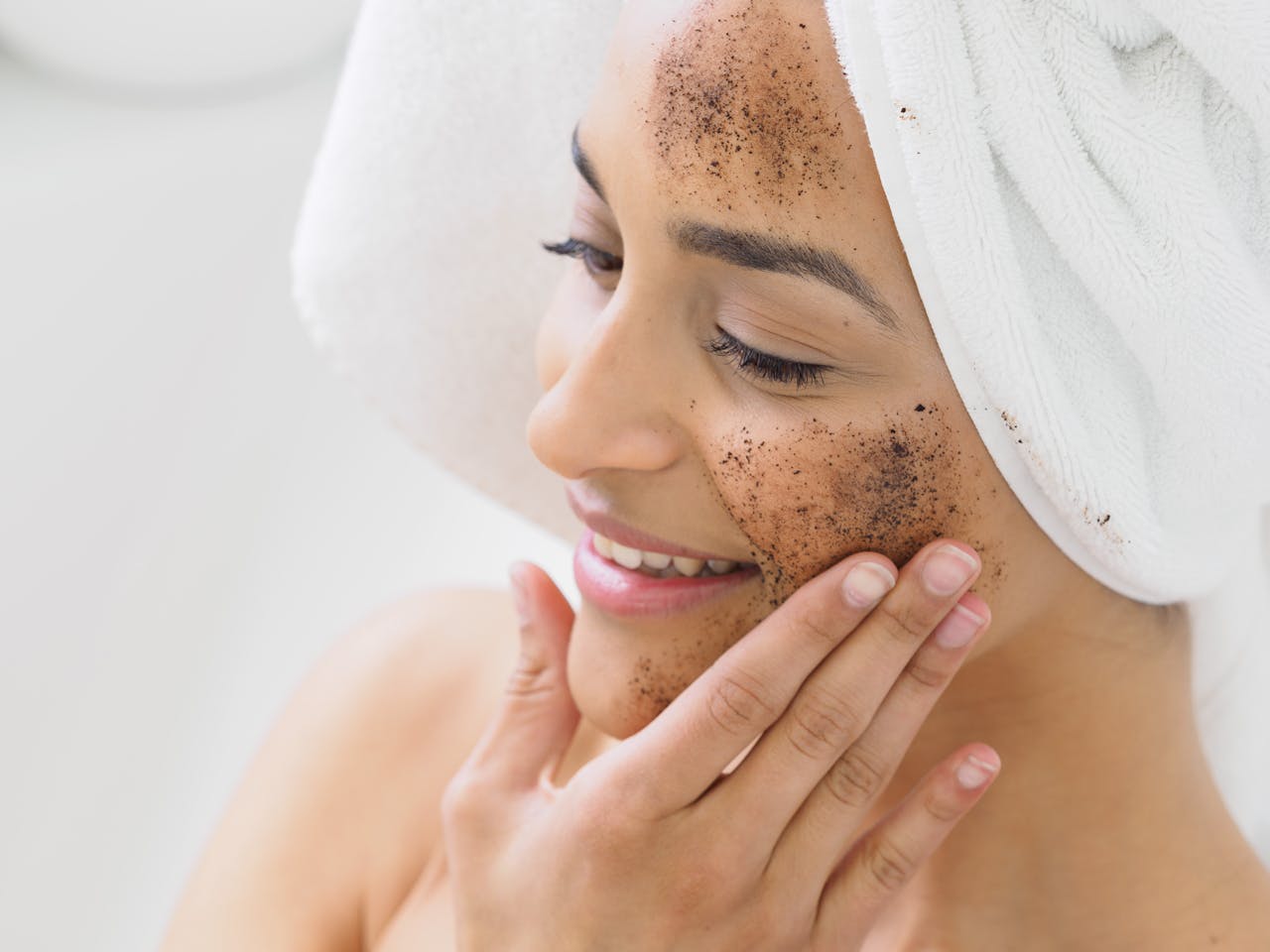 pexels-islandhopper-x-339537771-14856372 Skin Healthy Woman Face Natural Mke up