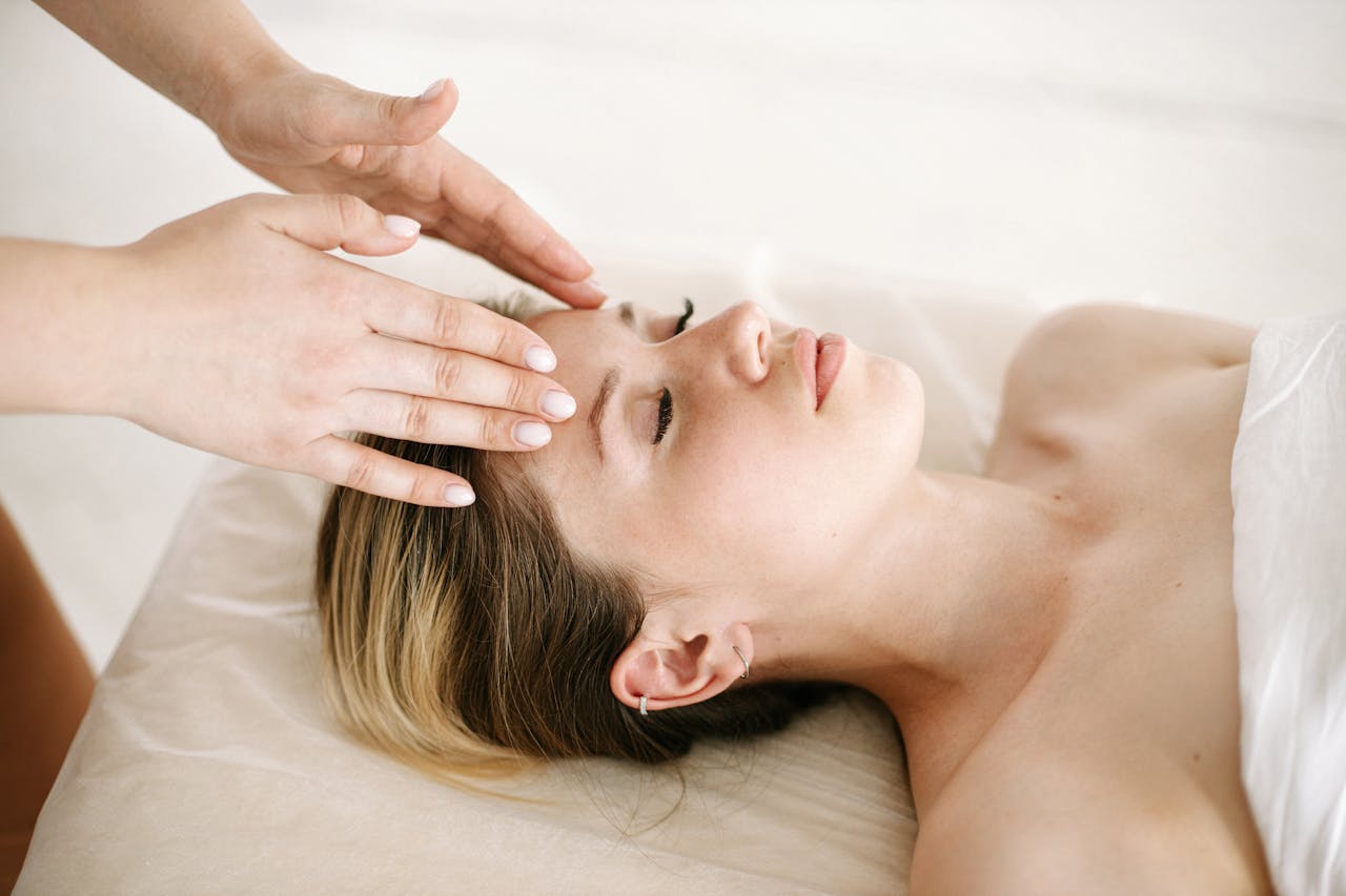 Dermaplaning & Professional Exfoliation Dermaplaning & Professional Exfoliation